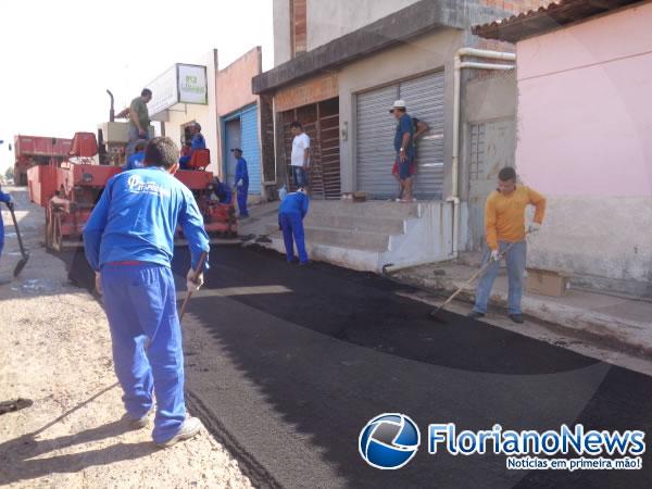 Rua Paulo Ramos, em Bar&atilde;o de Graja&uacute;, recebe pavimenta&ccedil;&atilde;o asf&aacute;ltica.(Imagem:FlorianoNews)