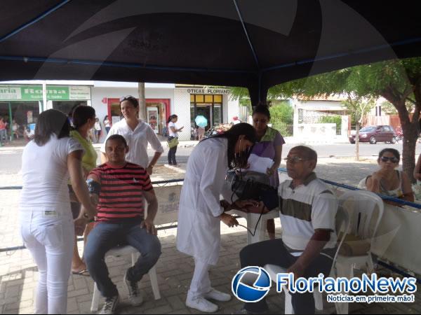 Alunos realizam manh&atilde; de a&ccedil;&atilde;o social na Pra&ccedil;a Dr. Sebasti&atilde;o Martins.(Imagem:FlorianoNews)