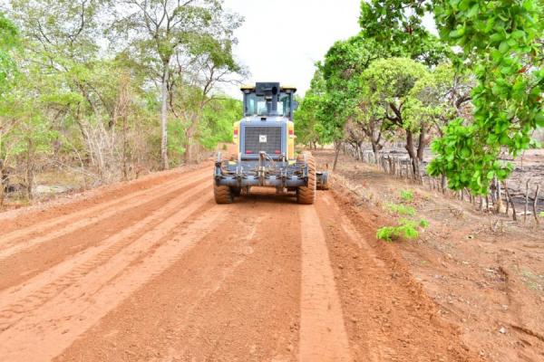 Obra de recupera&ccedil;&atilde;o da estrada que d&aacute; acesso ao Distrito Amolar(Imagem:SECOM)