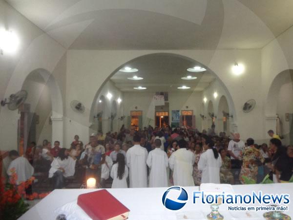 Fi&eacute;is participaram de 'Missa do Galo' em Floriano e Bar&atilde;o de Graja&uacute;.(Imagem:FlorianoNews)