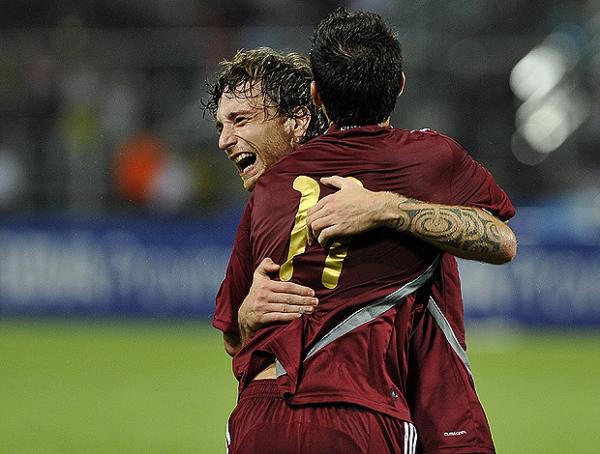 Amorebieta, de frente, comemora o gol que selou a primeira vit&oacute;ria da Venezuela sobre a Argentina (Imagem:AFP)