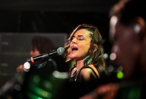 Mariana Aydar faz veia nordestina pulsar no festival Radioca com baile-show com músicas de Dominguin