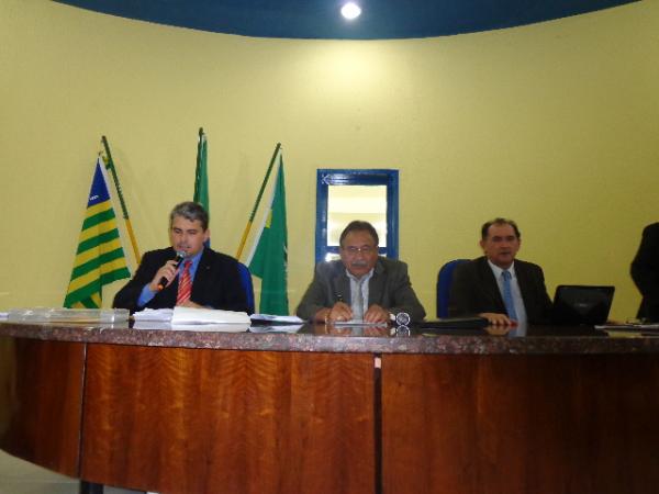 Sessão ordinária é marcada por discussão de Projetos sobre transporte e educação de Floriano
