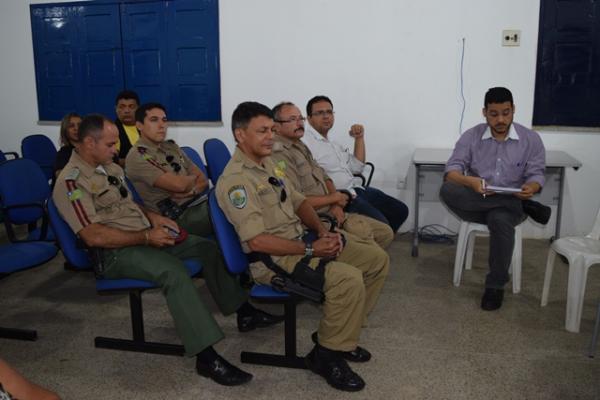 Autoridades se re&uacute;nem para discutir a seguran&ccedil;a no carnaval de Floriano.(Imagem:Waldemir Miranda)