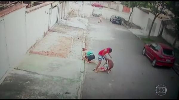 Vídeo mostra jovem salvando criança de ataque de pitbull no Rio