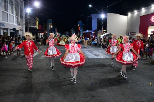 Desfile das Escolas de Samba encanta público na Avenida Getúlio Vargas.(Imagem:Secom)