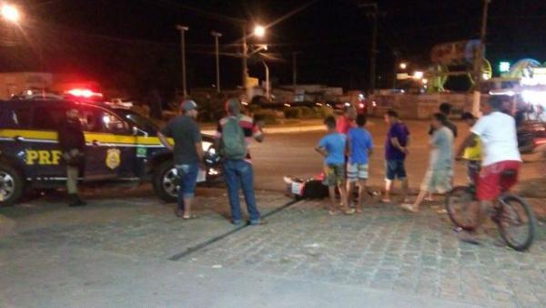 Motociclista fica ferido em acidente com caminh&atilde;o em Floriano.(Imagem:Reprodu&ccedil;&atilde;o/Whats App)