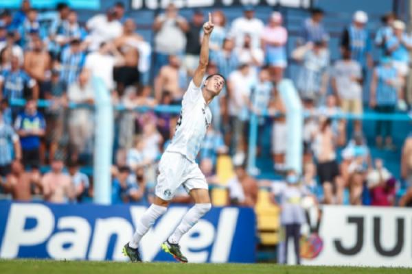 O time tricolor perdeu a oportunidade de assumir a liderança e consequentemente carimbar a classificação à semifinal. Com o resultado, o Grêmio permaneceu em segundo, agora, com 1(Imagem:Reprodução)