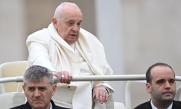 O Papa Francisco no papam&oacute;vel ap&oacute;s a missa do Domingo de P&aacute;scoa, no Vaticano (Imagem:TIZIANA FABI / AFP)