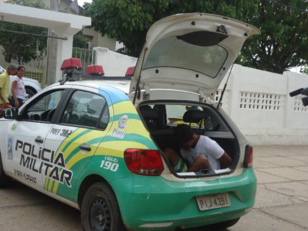 Polícia recupera motocicleta roubada e apreende suspeitos em Floriano
