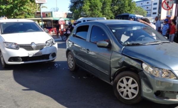 Colis&atilde;o envolve dois ve&iacute;culos no centro de Floriano.(Imagem:Piau&iacute;Noticias)