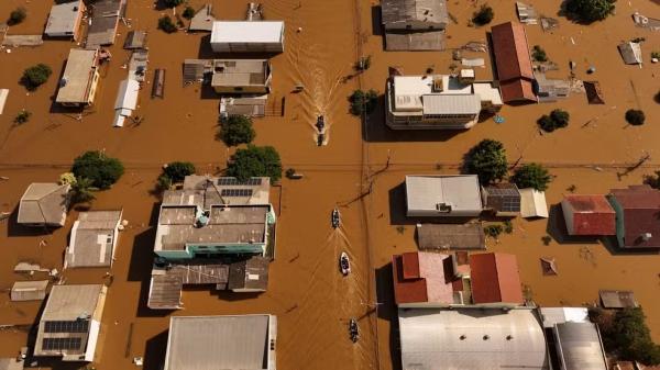 Imagem de drone mostra volunt&aacute;rios procurando por moradores isolados em Canoas, no Rio Grande do Sul, em 5 de maio de 2024.(Imagem: REUTERS/Amanda Perobelli)