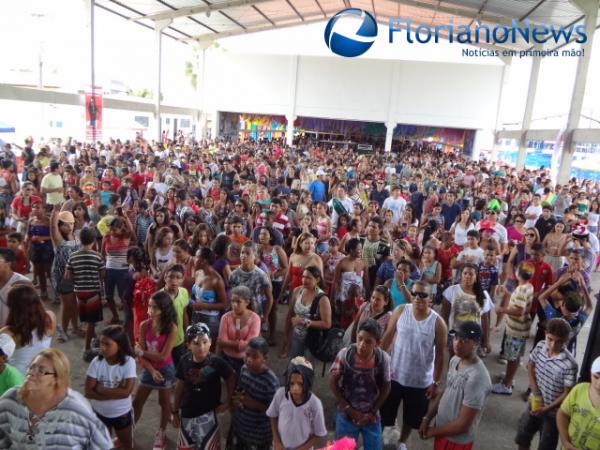 Matinê de Carnaval reúne centenas de foliões no CEC