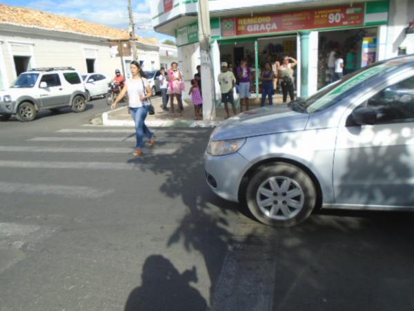 Reportagem flagra desrespeito a pedestres no tr&acirc;nsito de Floriano.(Imagem:FlorianoNews)