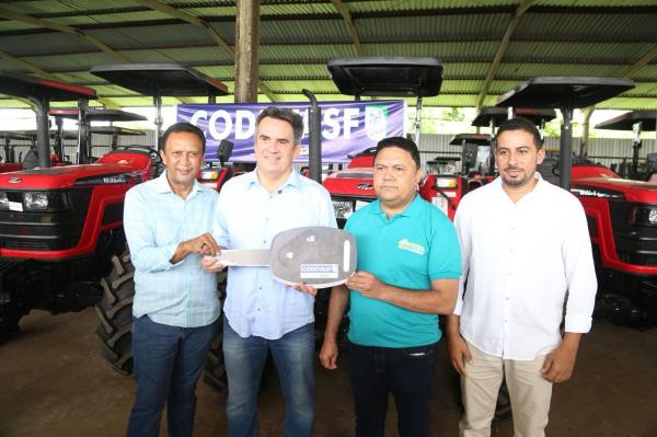 Ciro Nogueira entrega tratores e equipamentos agrícolas a prefeitos(Imagem:Divulgação)