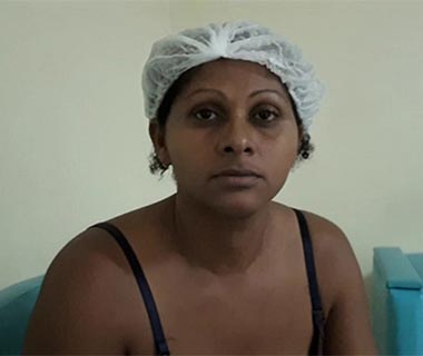 Mãe que teve os dois filhos mortos é presa por omissão