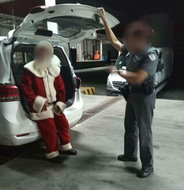 Papai Noel suspeito de mostrar vídeo pornográfico para meninas é solto após audiência de custódia