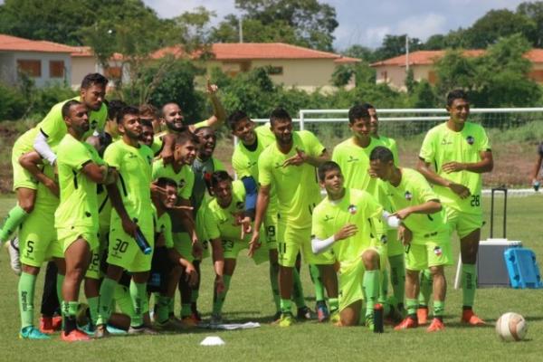 Time vencedor do rach&atilde;o posa com 