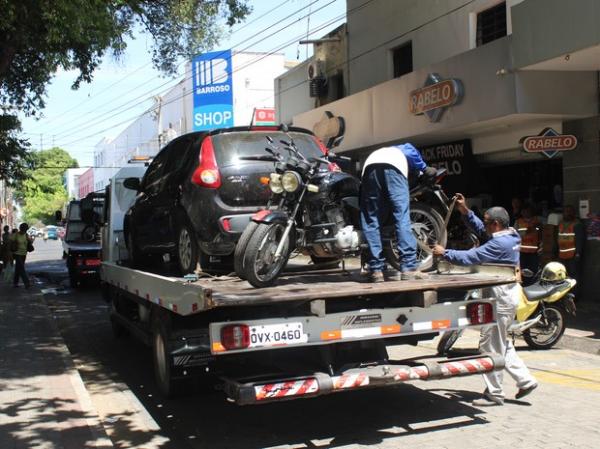 Strans intensifica fiscalização e reboca 10 veículos em menos de meia hora