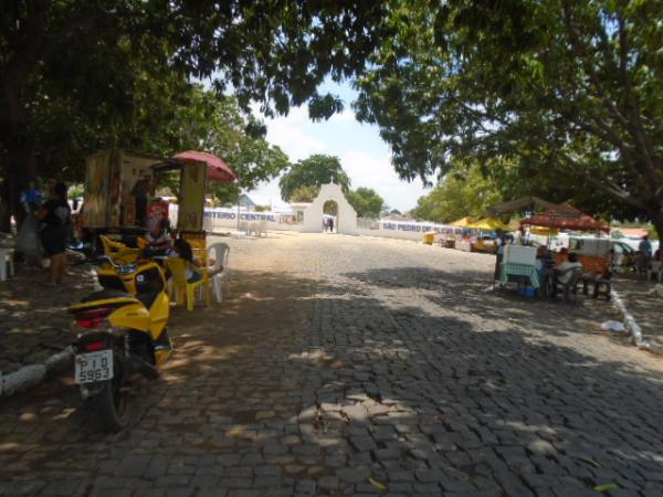 Movimento intenso em cemit&eacute;rios marca Dia de Finados em Floriano.(Imagem:FlorianoNews)
