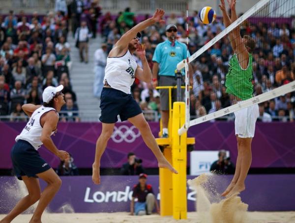 Soberanos, Alison e Emanuel batem letões e vão à final do vôlei de praia