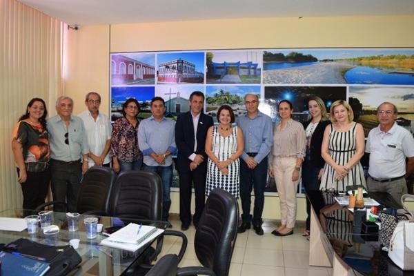 Prefeito Gilberto Júnior se reúne com representante da Junta Comercial