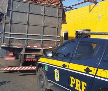 PRF do PI apreende madeira irregular na BR 222 com origem no Pará