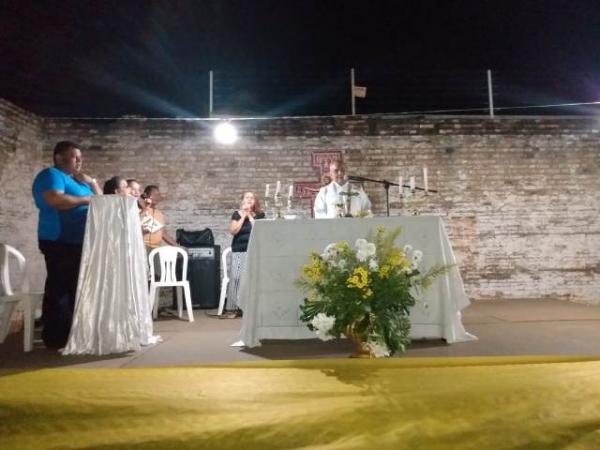 Missa solene festeja os 22 anos de funda&ccedil;&atilde;o da R&aacute;dio Santa Clara em Floriano.(Imagem:FlorianoNews)