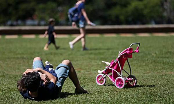 Dia dos pais, criança brincando com o pai no parque(Imagem:Arquivo Agência Brasil)
