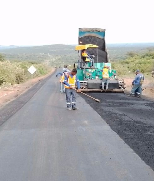 DER realiza serviços de pavimentação em rodovias do sul do Piauí