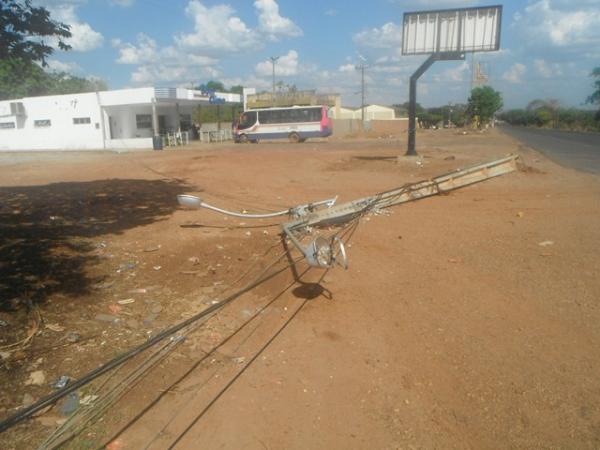Ca&ccedil;amba atinge cordoalha de a&ccedil;o e derruba 4 postes de energia el&eacute;trica em Floriano(Imagem:FlorianoNews)