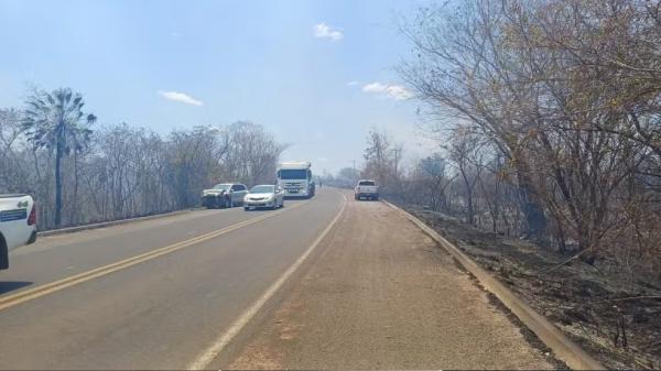 Inc&ecirc;ndio nas margens da BR-343, entre Floriano e Amarante, diminui visibilidade e causa acidente.(Imagem:Reprodu&ccedil;&atilde;o/ PRF)