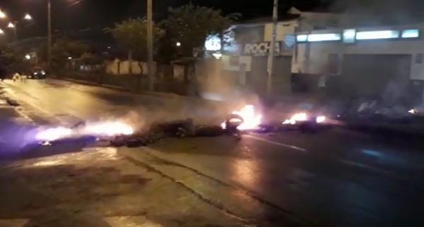 Moradores realizam proteste contra a falta de energia na Zona Sudeste de Teresina(Imagem:Reprodu&ccedil;&atilde;o WhatsApp)