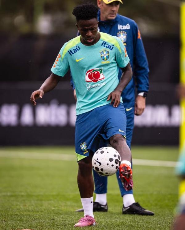 Vini Jr. no treinamento da Sele&ccedil;&atilde;o Brasileira.(Imagem:L&eacute;o Sgua&ccedil;abia)