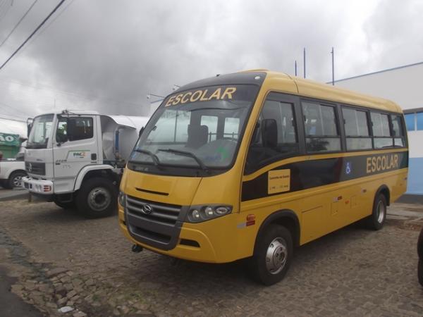 Prefeitura de Bar&atilde;o de Graja&uacute; recebeu caminh&atilde;o pipa e &ocirc;nibus escolar.(Imagem:FlorianoNews)