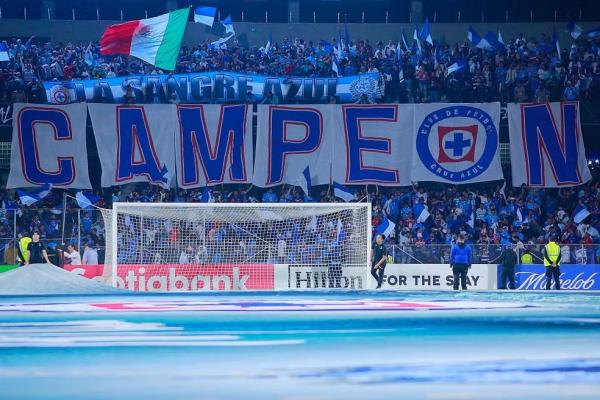 Torcida do Cruz Azul na final da Liga dos Campe&otilde;es da Concacaf.(Imagem:Mauricio Salas/Jam Media/Getty Images)