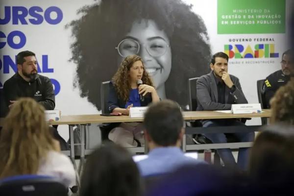 Ministra da Gest&atilde;o Ester Dweck durante entrevista para fazer um balan&ccedil;o do Concurso Nacional.(Imagem:Bruno Peres/Ag&ecirc;ncia Brasil)