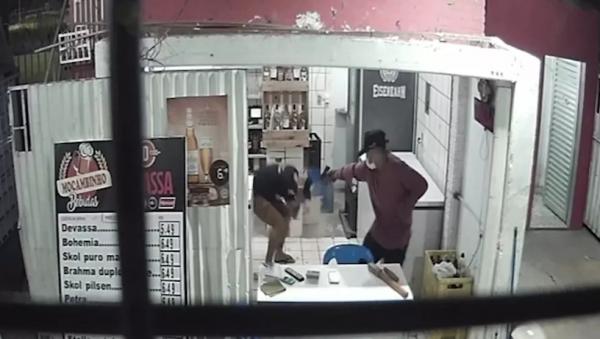 O rapaz ainda tentou se esconder dentro do bar, mas foi perseguido e atingido na cabeça. O rapaz, que era natural de Palmas (TO), morreu no local. O atirador e os comparsas fugira(Imagem:Reprodução)