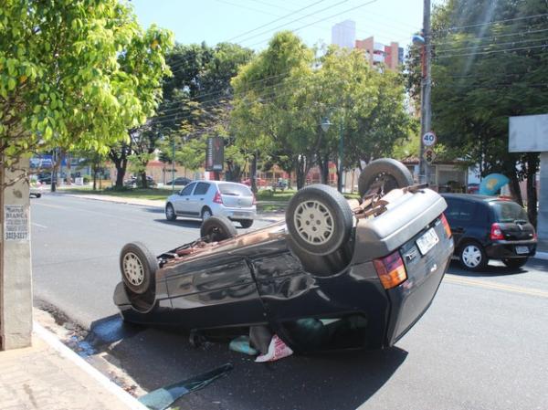 Ve&iacute;culo capotou e uma das vias da Homero Castelo Branco ficou interditada.(Imagem: Gil Oliveira/G1)