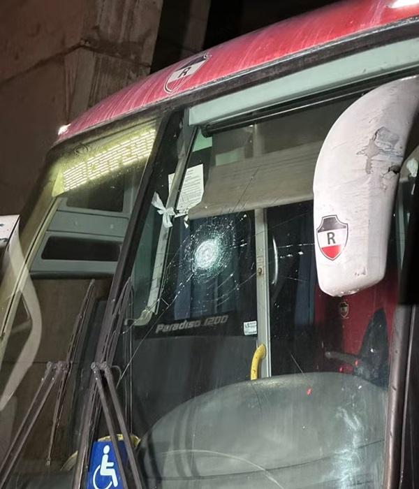 &Ocirc;nibus do River-PI &eacute; apedrejado ap&oacute;s derrota para o Altos (Imagem:Josiel Martins/Rede Clube)