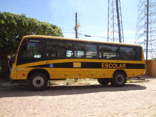 Floriano recebe novo ônibus para transporte escolar