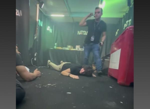 Na imagem, o cantor Nattanzinho deitado no ch&atilde;o para n&atilde;o ser atingido pelos disparos.(Imagem:Divulga&ccedil;&atilde;o)
