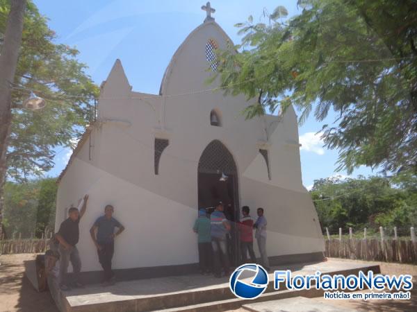 Fieis participaram do encerramento de N. Sr&ordf; do Desterro na comunidade Ara&ccedil;&aacute;s.(Imagem:FlorianoNews)