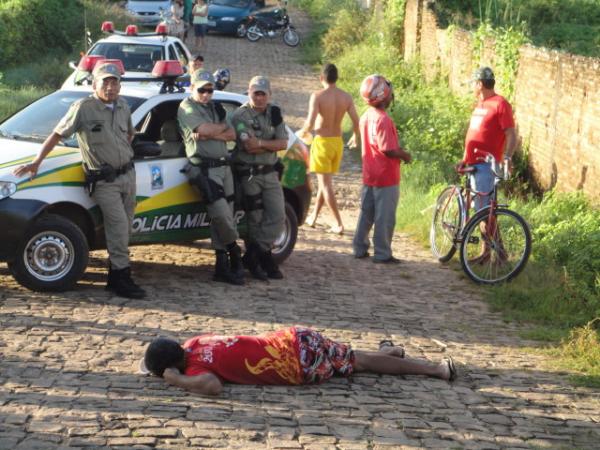 Homem foi encontrado morto com v&aacute;rios tiros(Imagem:Floriano News)