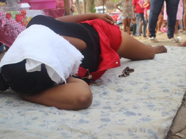 Mulher de detento dorme em frente a pres&iacute;dio desde a primeira rebeli&atilde;o.(Imagem: Fernando Brito/G1)