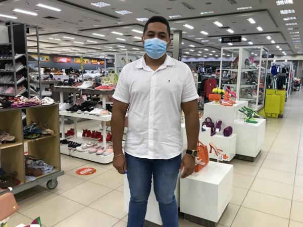 Jhoney, chefe do setor de cal&ccedil;ados do Armaz&eacute;m Para&iacute;ba(Imagem:FlorianoNews)