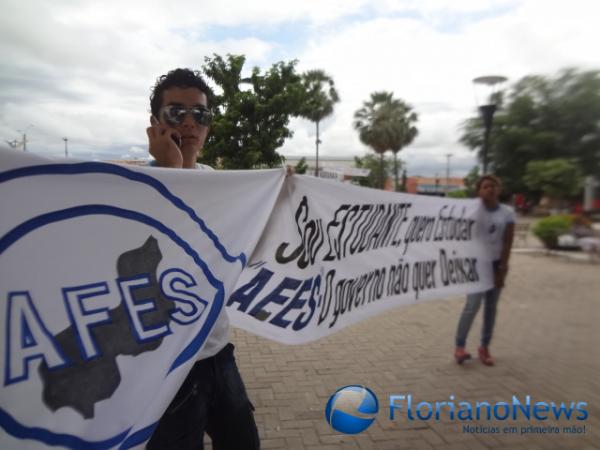 Estudantes fazem manifesta&ccedil;&atilde;o contra greve de professores.(Imagem:FN)