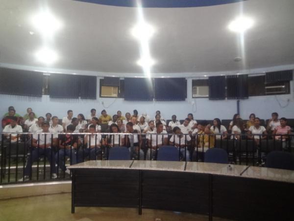 C&acirc;mara Municipal de Floriano n&atilde;o realiza sess&atilde;o por falta de vereadores.(Imagem:FlorianoNews)