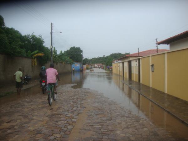 RUAS INTERDITADAS PELA &Aacute;GUA(Imagem:FN)
