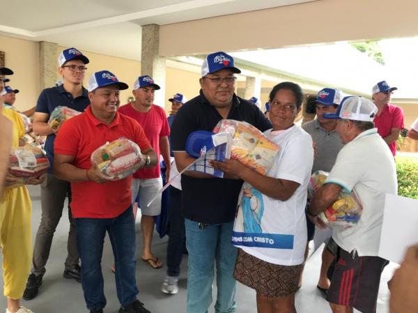 Natal Solid&aacute;rio em Bar&atilde;o de Graja&uacute;-MA: Fam&iacute;lia Resende realiza distribui&ccedil;&atilde;o de cestas b&aacute;sicas e peixes.(Imagem:FlorianoNews)